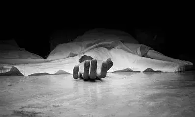 നിർമാണ പ്രവ‍ർത്തനത്തിനിടെ അപകടം; ഭാരമുള്ള ലോഹ വസ്തു താഴേക്ക് കുതിച്ചെത്തി; പതിച്ചത് കാൽനട യാത്രക്കാരന്റെ കഴുത്തിൽ; ദാരുണാന്ത്യം; അബദ്ധത്തിൽ വീണതാകാമെന്ന് പോലീസ്