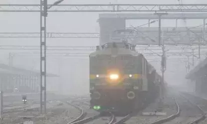 ജനജീവിതത്തെ തളർത്തി ഡൽഹിയിലെ മൂടൽമഞ്ഞ്; ഗതാഗത സംവിധാനങ്ങൾ താറുമാറായി; നാല്പതിലധികം ട്രെയിനുകൾ വൈകി ഓടുന്നു; ഇറങ്ങുമ്പോൾ ട്രെയിൻ ഷെഡ്യൂളുകൾ ചെക്ക് ചെയ്യണം!