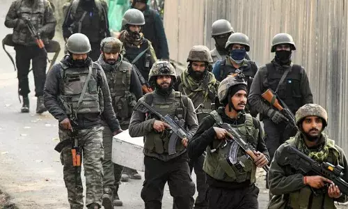 ജമ്മു കാശ്മീരില്‍ സുരക്ഷാ സേനയും ഭീകരരുമായി ഏറ്റുമുട്ടല്‍; വെടിവെപ്പില്‍ ഗുരുതരമായ പരിക്കേറ്റ ജവാന് വീര്യമൃത്യു; ഏറ്റുമുട്ടല്‍ തുടരുന്നു