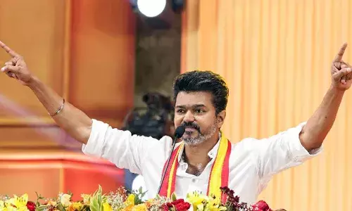 വികസന വിഷയങ്ങളില്‍ ഡിഎംകെയ്ക്ക് ഇരട്ട നയം; പരന്തൂര്‍ വിമാനത്താവള പദ്ധതിക്കെതിരായ പ്രതിഷേധത്തെ പിന്തുണച്ച് വിമര്‍ശനവുമായി വിജയ്;  സമരക്കാരെ നേരില്‍ക്കണ്ടു; ജനകീയ വിഷയങ്ങളേറ്റെടുത്ത് തമിഴ്‌നാട് രാഷ്ട്രീയത്തില്‍ ചുവടുറപ്പിക്കാന്‍ ടിവികെ