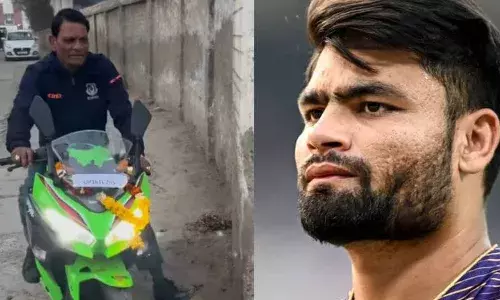 മകന്‍ സ്റ്റാറിയിട്ടും ആ ജോലി അദ്ദേഹം വേണ്ടെന്ന് വെച്ചില്ല; എല്‍പിജി സിലിണ്ടര്‍ വിതരണ ജോലി ചെയ്യുന്ന അച്ഛന് ബൈക്ക് സമ്മാനിച്ച് റിങ്കു; നല്‍കിയത് 5.24 ലക്ഷം രൂപ വിലയുള്ള കാവാസാക്കിയുടെ നിഞ്ച 400 സ്പോര്‍ട്സ് ബൈക്ക്