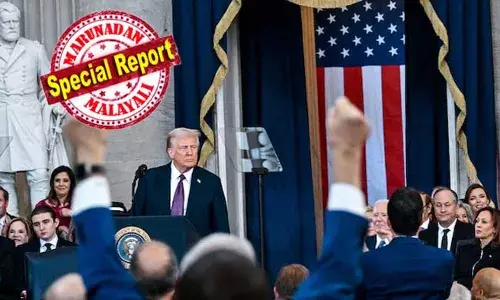 തോല്‍പ്പിച്ച കമലയെ പരിഹസിച്ചു; ഭരിച്ച ബൈഡനെ തേച്ചൊട്ടിച്ചു; പുതുയുഗം വാഗ്ദാനം ചെയ്ത ട്രംപിന്റെ തുടക്കം; ബൈഡന്റെ 78 ഉത്തരവുകള്‍ മരവിപ്പിച്ചതിന് ശേഷം ഒപ്പിട്ട പേന ആള്‍ക്കൂട്ടത്തിന് ഇടയിലേക്ക് വലിച്ചെറിഞ്ഞ് ആവേശം കൂട്ടി ട്രംപ്