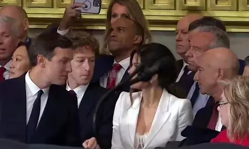 തുറന്നിട്ട മേലുടുപ്പിന് മുകളില്‍ ബ്രേസിയര്‍ കാണിച്ച് ഇരുപ്പ്; ട്രംപ് ഉദ്ഘാടനത്തിന് എത്തിയ ആമസോണ്‍ ഉടമയുടെ ഭാര്യയുടെ വസ്ത്രധാരണത്തിനെതിരെ സോഷ്യല്‍ മീഡിയ