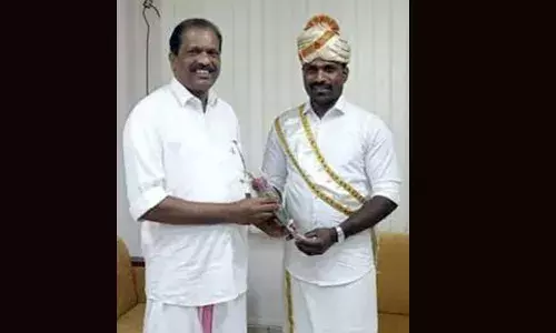 റിപ്പബ്ലിക് ദിന പരേഡ് വീക്ഷിക്കാന്‍ ഇടുക്കിയില്‍ നിന്ന് മന്നാന്‍ സമുദായ രാജാവും ഭാര്യയും; മന്ത്രി ഓ.ആര്‍. കേളു രാജമന്നാന് ക്ഷണക്കത്ത് കൈമാറി