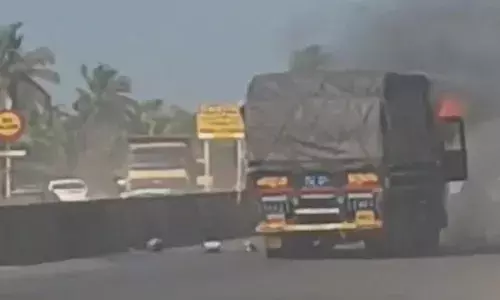 കണ്ണൂരില്‍ ഓടിക്കൊണ്ടിരിക്കുന്ന ലോറി കത്തി നശിച്ചു; ജീവനക്കാര്‍ ചാടി രക്ഷപ്പെട്ടു