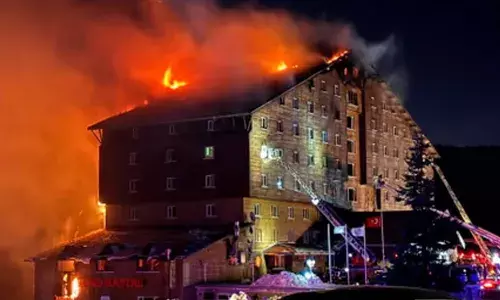 ഫയര്‍ അലാറം മുഴങ്ങുകയോ സ്മോക്ക് ഡിറ്റക്ടറുകള്‍ പ്രവര്‍ത്തിക്കുകയോ ചെയ്തില്ലെന്ന് രക്ഷപ്പെട്ടവര്‍; ഹോട്ടല്‍ മലഞ്ചെരുവിന് അടുത്തായതും തീ അണയ്ക്കുന്നതിന് തടസ്സമായി; തുര്‍ക്കിയിലെ തീ പിടിത്തത്തില്‍ മരിച്ചത് 76 പേര്‍: പരിക്കേറ്റ പലരുടേയും നില ഗുരുതരം