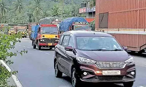 ആറുവരിപ്പാതയുടെ അവസാനഘട്ട ജോലികള്‍ തടസ്സപ്പെടുത്തുന്നു; അനധികൃത പാര്‍ക്കിങ്ങിനെതിരെ കര്‍ശന നടപടിയെടുക്കാന്‍ നിര്‍ദേശം