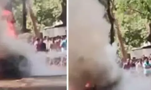 പുക ഉയരുന്നത് ശ്രദ്ധിച്ചു; കാറിൽ നിന്നിറങ്ങി ബോണറ്റ് തുറന്നതും നടന്നത്; തീ ആളിക്കത്തി; കുസാറ്റ് ക്യാമ്പസിൽ ആഡംബര കാർ കത്തി നശിച്ചു; കാരണം വ്യക്തമല്ല