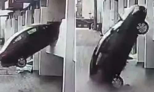 പാർക്കിംഗ് കോംപ്ലക്സിൽ നിന്ന് കാർ മുന്നോട്ട് എടുക്കാൻ ശ്രമം; ഡ്രൈവർ അബദ്ധത്തിൽ ചെയ്തത്; ഒന്നാം നിലയിൽ നിന്ന് കാർ നേരെ താഴോട്ട് പതിച്ചു; ശബ്ദം കേട്ട് ആളുകൾ ഓടിയെത്തി; ദൃശ്യങ്ങൾ പുറത്ത്