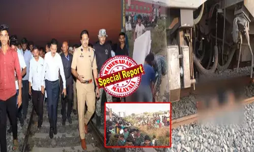 ട്രെയിൻ ഇടിച്ചുണ്ടായ ദുരന്തത്തിൽ നടുങ്ങി നാട്; മരണ സംഖ്യയിൽ ആശങ്ക; തീപ്പൊരികൾ കണ്ട് യാത്രക്കാർ ചങ്ങല വലിച്ചത് വിനയായി; ഇതിനിടയിൽ സംഭവിച്ചതെന്ത്?; കാരണം സ്ഥിരീകരിക്കാതെ അധികൃതർ; കണ്ണീരോടെ ഉറ്റവർ; വേദനയായി പുഷ്പക് എക്സ്പ്രസ്!