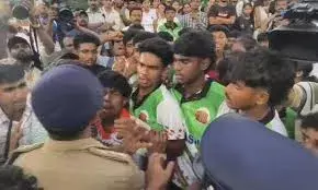 കായികമേളയുടെ സമാപനച്ചടങ്ങിലെ പ്രതിഷേധത്തെത്തുടര്‍ന്ന് സ്‌കൂളുകള്‍ക്ക് ഏര്‍പ്പെടുത്തിയ വിലക്ക് പിന്‍വലിച്ചു; അധ്യാപകര്‍ക്കെതിരെ അന്വേഷണം തുടരും