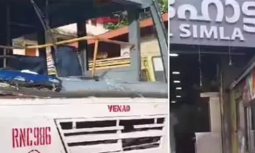 ചതിച്ചാശാനേ..; കെഎസ്ആർടിസി ബസിൽ ഹാൻഡ് ബ്രേക്കിട്ടത് ശരിയായില്ല; നേരെ ഉരുണ്ട് ഹോട്ടലിലേക്ക് ഇടിച്ചുകയറി; കുതറിയോടി വഴിയാത്രക്കാർ; ഒഴിവായത് വൻ അപകടം