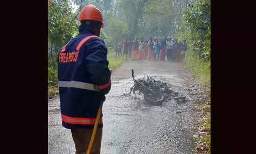 ഓടിക്കൊണ്ടിരുന്ന ബൈക്ക് കത്തി നശിച്ചു; ബാറ്ററിയും പെട്രോള്‍ ടാങ്കും പൊട്ടിത്തെറിച്ചു; യാത്രക്കാരന്‍ അദ്ഭുതകരമായി രക്ഷപ്പെട്ടു