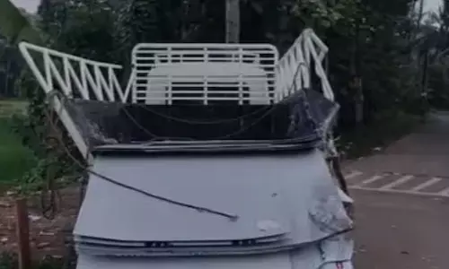 വണ്ടിയുടെ പഞ്ചറായ ടയർ മാറ്റുന്നതിനിടെ അപകടം; പിന്നിൽ നിന്നെത്തിയ കണ്ടെയ്നർ ലോറി ഇടിച്ചു പിക്അപ്പ് വാനിൻ്റെ ഡ്രൈവറിന് ദാരുണാന്ത്യം