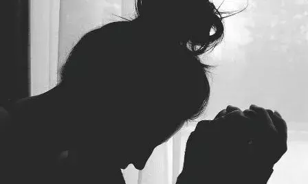 യുവതിയെ ഓട്ടോഡ്രൈവർ ബലാത്സംഗം ചെയ്തു; വീട്ടിൽ അറിയാതിരിക്കാൻ കാണിച്ചത് അറ്റകൈ പ്രയോഗം; ജനനേന്ദ്രിയത്തിൽ കല്ലും ബ്ലേഡും തിരുകി യുവതി; ചെയ്തത് ഇക്കാരണത്താൽ!