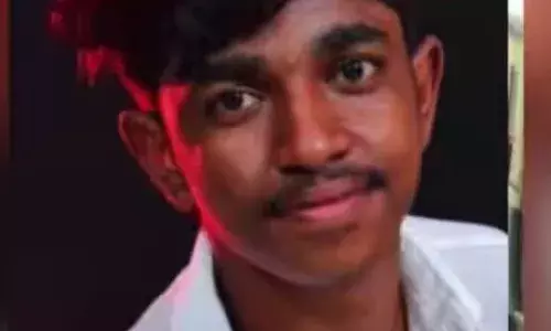 നടന്നുവരുന്നതിനിടെ ഇയർപോഡ് റെയിൽവേ ട്രാക്കിൽ വീണു; എടുക്കാൻ ശ്രമിക്കവേ അപകടം; ട്രെയിൻ തട്ടി വിദ്യാർത്ഥിയ്ക്ക് ദാരുണാന്ത്യം; അതിദാരുണ സംഭവം ചെന്നൈയിൽ