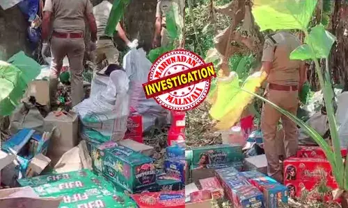 ഓലപ്പടക്കം കെട്ടുന്നതിനിടെ പൊട്ടിത്തെറിച്ചു; മാളയില്‍ അനധികൃതമായി പടക്കം നിര്‍മ്മിച്ചിരുന്ന വീട്ടിലെ സ്‌ഫോടനത്തില്‍ രണ്ടുപേര്‍ക്ക് പൊള്ളലേറ്റു; പൊലീസ് പരിശോധനയില്‍ കൂടുതല്‍ കണ്ടെത്തല്‍