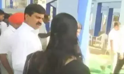 നിങ്ങൾക്ക് ബോധമില്ലേ..?; എന്താ കാണിക്കുന്നത്?; കളക്ടറോട് പൊട്ടിത്തെറിച്ച് തെലങ്കാനയിലെ റവന്യു മന്ത്രി; പരസ്പ്പരം നോക്കി നിന്ന് ആളുകൾ; വീഡിയോ പുറത്ത്; ശാസിച്ചത് ഇക്കാരണത്താൽ!