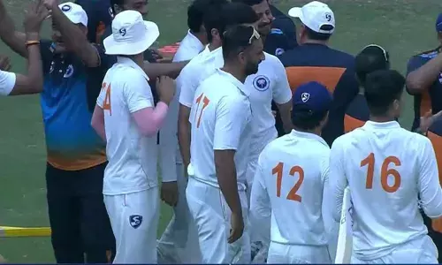 രോഹിതും ജയ്‌സ്വാളും മടങ്ങിയെത്തി;  രഞ്ജി ട്രോഫിയില്‍ മിനി ഇന്ത്യന്‍ ടീമുമായി ഇറങ്ങിയിട്ടും മുംബൈയ്ക്ക് കനത്ത തിരിച്ചടി; നിലവിലെ ചാമ്പ്യന്മാരെ അവരുടെ മടയിലെത്തി മുട്ടുകുത്തിച്ച് ജമ്മു കശ്മീര്‍;  അഞ്ച് വിക്കറ്റിന്റെ ചരിത്രവിജയം