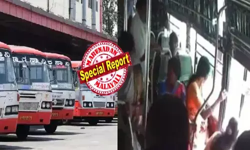 ബസ് യാത്രക്കിടെ ഛർദ്ദിക്കാൻ തോന്നി; തല പുറത്തിട്ട യാത്രക്കാരിയുടെ തലയറ്റുപോയി; ദാരുണാന്ത്യം; അപകടം എതിർ ദിശയിൽ വന്ന ലോറിയിടിച്ച്; ഇടി ശബ്ദത്തിൽ പലരും മുഖം തിരിച്ചു; ദാരുണ സംഭവം തിരക്കേറിയ റോഡിൽ; പോലീസ് സ്ഥലത്തെത്തി; നടുങ്ങി കർണാടക!