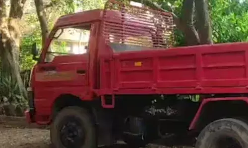 മകനെ..നീ കയറിയിരുന്ന് ഓടിക്ക്..; കോഴിക്കോട് ടിപ്പറുമെടുത്ത് കുട്ടി റോഡിലിറങ്ങി; തലയിൽ കൈവച്ച് വഴിയാത്രക്കാർ; പോലീസ് കണ്ടതും നടന്നത്; ലൈസൻസ് ഇല്ലാതെ ലോറിയോടിച്ച 17കാരൻ പിടിയിൽ; അച്ഛനെതിരെയും കേസ്