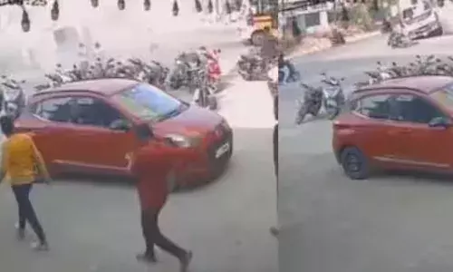 കോൺക്രീറ്റ് മിക്സിംഗ് ട്രക്ക് അമിത വേഗതയിൽ പാഞ്ഞെത്തി; ചവിട്ടിയപ്പോൾ കൺട്രോൾ കിട്ടിയില്ല; തലകുത്തനെ മറിഞ്ഞ് അപകടം; രണ്ടു വിദ്യാർത്ഥിനികൾക്ക് ദാരുണാന്ത്യം; സംഭവം പൂനെയിൽ