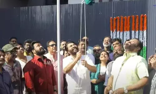 അമ്മയില്‍ റിപ്പബ്ലിക് ദിനാഘോഷം നടത്തി താരങ്ങള്‍; കൊച്ചി ഓഫിസിന് മുന്നില്‍ പതാകയുയര്‍ത്തി മമ്മൂട്ടി; മോഹന്‍ലാലിനും സുരേഷ് ഗോപിക്കും ഒപ്പം മഞ്ജുവും