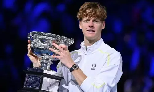 ഇനി സിന്നര്‍ യുഗമോ? മെല്‍ബണിലെ റോഡ് ലേവര്‍ അരീനയില്‍ ഇക്കുറിയും വിജയത്തിലേക്ക് കുതിച്ച് സിന്നര്‍; ഫൈനലില്‍ സ്വരേവിനെ കീഴടക്കിയത് നേരിട്ടുള്ള സെറ്റുകള്‍ക്ക്; ഓസ്ട്രേലിയന്‍ ഓപ്പണില്‍ തുടര്‍ച്ചയായ രണ്ടാംകിരീടം