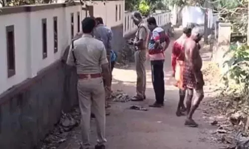 വയോധികയെ ആക്രമിച്ച് മാല മോഷ്ടിക്കാന്‍ ശ്രമം; ബഹളം വച്ചപ്പോള്‍ പ്രദേശവാസികള്‍ ഓടിക്കൂടിയതോടെ മോഷ്ടാക്കള്‍ രക്ഷപ്പെട്ടു; വീണ് വയോധിക്ക് കൈക്കും മുഖത്തും പരിക്ക്; സംഭവം കോഴിക്കോട്