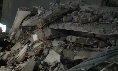 ഡല്‍ഹിയില്‍ നാലു നില കെട്ടിടം തകര്‍ന്നു വീണു; ഒട്ടേറെപ്പേര്‍ കുടുങ്ങിക്കിടക്കുന്നതായി റിപ്പോര്‍ട്ട്