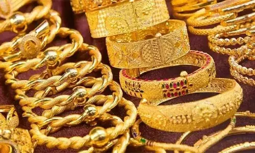 സ്വര്‍ണത്തിന് ഇന്നും കുറഞ്ഞു; ഇന്ന് കുറഞ്ഞത് പവന് 240 രൂപ; എന്നിട്ടും 60,000ന് മുകളില്‍ തന്നെ!