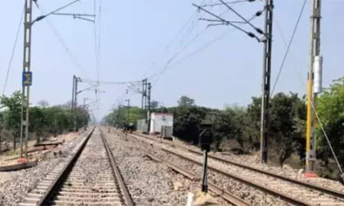 സുരക്ഷാ മുന്നറിയിപ്പുകള്‍ മറികടന്ന് ട്രെയിനിന്റെ മുകളില്‍ കയറി റീല്‍സ് ചിത്രീകരണം; ട്രാക്കിന് മുകളിലെ വൈദ്യുത ലൈനില്‍ നിന്ന് ഷോക്കേറ്റ് 15 കാരന്‍ മരിച്ചു