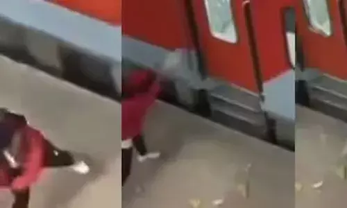 ഈശ്വര കാത്ത് രക്ഷിക്കണേ...; കുംഭമേളക്കുള്ള പ്രത്യേക ട്രെയിൻ സ്റ്റോപ്പിൽ വന്നു; വാതില്‍ തുറക്കാനായില്ല; കയറാൻ നിന്നവർ ചെയ്തത്; കല്ലെടുത്തെറിഞ്ഞ് ഡോർ തകർത്ത് യാത്രക്കാർ; കേസെടുത്ത് പോലീസ്