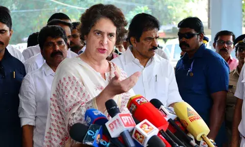 വന്യജീവി ആക്രമണം സങ്കീര്‍ണമായ പ്രശ്‌നം; പലയിടത്തും വനംവാച്ചര്‍മാരുടെ കുറവ്; കേന്ദ്രത്തില്‍ നിന്ന് കൂടുതല്‍ ഫണ്ട് ലഭ്യമാക്കാന്‍ വിഷയം പാര്‍ലമെന്റില്‍ ഉന്നയിക്കും; കടുവ കൊന്ന രാധയുടെ കുടുംബത്തെ സന്ദര്‍ശിച്ച ശേഷം പ്രിയങ്ക ഗാന്ധി എം പി