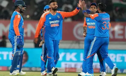 ബാറ്റിംഗ് വെടിക്കെട്ടുമായി മികച്ച തുടക്കമിട്ട് ബെന്‍ ഡക്കറ്റ്; രക്ഷകന്റെ റോളില്‍ ലിവിങ്സ്റ്റണും; അഞ്ചു വിക്കറ്റുമായി വരുണ്‍; മൂന്നാം ട്വന്റി 20യില്‍ ഇംഗ്ലണ്ടിനെതിരെ ഇന്ത്യക്ക്  172 റണ്‍സ് വിജയലക്ഷ്യം