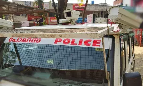 സ്റ്റാന്‍ഡില്‍ കറങ്ങി നടന്ന കുട്ടിയോട് വീട്ടില്‍ പോകാന്‍ പറഞ്ഞു; ഇത് പറയാന്‍ താന്‍ ആരെന്ന് കുട്ടിയുടെ ആക്രോശം; സ്റ്റേഷനിലേക്ക് കൊണ്ടുപോകുന്നതിനായി ജീപ്പില്‍ കയറ്റുന്നതിനിടെ എസ്‌ഐയുടെ കഴുത്ത് പിടിച്ച് നിലത്തടിച്ച് പ്ലസ് ടു വിദ്യാര്‍ഥി