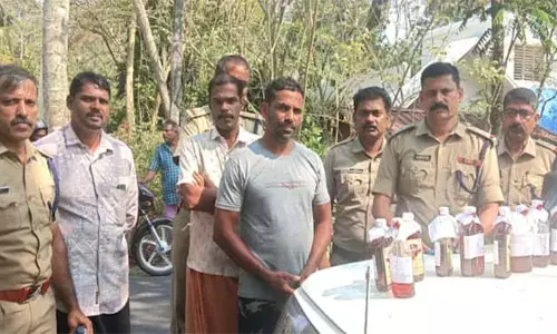 എട്ട് ലിറ്ററിന്റെ അനധികൃത മദ്യം വില്‍പ്പനയ്ക്ക് എത്തിച്ചു; പോലീസ് വാഹനം കണ്ട് കടന്ന് കളയാന്‍ ശ്രമം; ഒടുവില്‍ പ്രതി പിടിയില്‍
