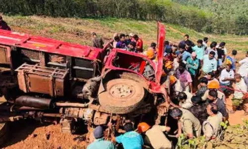 മുഴുവൻ ചെങ്കല്ല് ലോഡുമായി ലോറി; ചെങ്കുത്തായ ഇറക്കം ഇറങ്ങുനതിനിടെ കൺട്രോൾ പോയി; ക്വാറിയില്‍ ലോറി മറിഞ്ഞ് അപകടം; ഡ്രൈവര്‍ക്കും സഹായിക്കും പരിക്ക്; ആശുപത്രിയിൽ പ്രവേശിപ്പിച്ചു