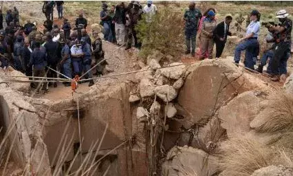 സ്വർണ്ണഖനിയിൽ കുടുങ്ങിയിട്ട് മാസങ്ങളായി; എല്ലും തോലുമായി തൊഴിലാളികൾ; ജീവൻ നിലനിർത്താൻ സ്വന്തം മാംസം വരെ ഭക്ഷിക്കേണ്ട അവസ്ഥ; ചുറ്റും ഭീകരമായ കാഴ്ചകൾ; ദക്ഷിണാഫ്രിക്കയിൽ സംഭവിക്കുന്നത്!