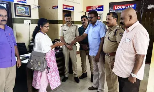 രക്തപരിശോധന കഴിഞ്ഞ് മടങ്ങും വഴി എല്‍.പി. സ്‌കൂള്‍ ഹെഡ്മിസ്ട്രസിന്റെ സ്വര്‍ണമാല വഴിയില്‍ നഷ്ടമായി; റോഡരികില്‍ നിന്ന് കിട്ടിയ സ്വര്‍ണമാല ഉടമയെ പോലീസ് സാന്നിധ്യത്തില്‍ തിരികെ ഏല്‍പ്പിച്ചു