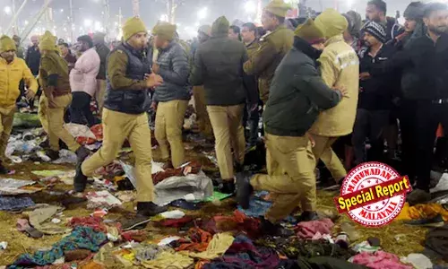 പെട്ടെന്ന് പിന്നില്‍ നിന്ന് തള്ളലുണ്ടായതോടെ ഞങ്ങള്‍ കുടുങ്ങി; പലരും നിലത്തുവീണു; സ്ത്രീകള്‍ക്കും കുട്ടികള്‍ക്കും അടക്കം ശ്വാസ തടസ്സമുണ്ടായി: അമൃത് സ്‌നാനത്തിനായി ബാരിക്കേഡ് ഭേദിച്ച് തീര്‍ഥാടകര്‍ കുതിച്ചതോടെ മഹാകുംഭമേളയ്ക്കിടെ 30 പേര്‍ മരിച്ചതായി സ്ഥിരീകരണം; അറുപത് പേര്‍ക്ക് പരിക്കേറ്റു