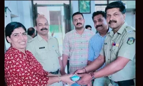 ട്രെയിനില്‍ മറന്നു വെച്ച യാത്രക്കാരിയുടെ പത്തു പവന്‍ അടങ്ങിയ ബാഗ് ഭദ്രമായി തിരിച്ചു നല്‍കി; റെയില്‍വെ പൊലീസിന്റെ ജാഗ്രതയ്ക്ക്  സോഷ്യല്‍ മീഡിയയില്‍ കയ്യടി