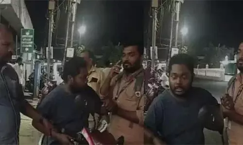 കടയുടെ ലൈസന്‍സ് പുതുക്കാന്‍ അപേക്ഷ നല്‍കി; എന്നാല്‍ പുതുക്കണമെങ്കില്‍ 10,000 നല്‍കണമെന്ന് ജൂനിയര്‍ ഹെല്‍ത്ത് ഇന്‍സ്‌പെക്ടര്‍; ബൈക്കിലെത്തി പണം വാങ്ങി; പിന്നാലെ വിജിലന്‍സ് പിടിയില്‍; സംഭവം കൊച്ചിയില്‍