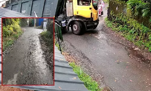 അസഹനീയമായ ശബ്ദവും, പൊടി ശല്യവും, ജലമലിനീകരണവും; പൊറുതിമുട്ടി ഇരുപത്തിയഞ്ചോളം കുടുംബങ്ങൾ; അമിത ഭാരം കയറ്റി ഓടുന്ന ടോറസ് ലോറികൾ ഗ്രാമീണ റോഡുകൾ തകർത്തു; എറണാകുളം ഇളമ്പകപ്പിള്ളിയിലെ മെറ്റൽ ക്രഷറിനെതിരെ നാട്ടുകാർ