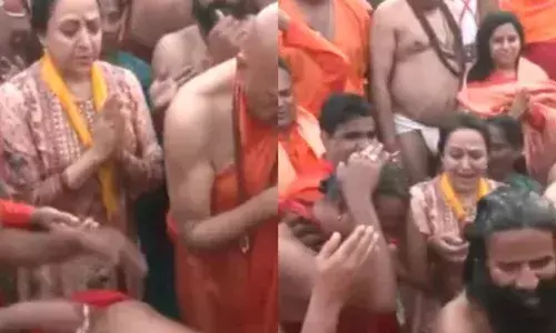 ഇത്തരമൊരു അനുഭവം ഇതുവരെ ഉണ്ടായിട്ടില്ല; ഇന്ന് വളരെ വിശേഷപ്പെട്ട ദിവസമാണ്; പ്രയാഗ് രാജിലെ ത്രിവേണീസംഗമത്തില്‍ പുണ്യസ്‌നാനം നടത്തി നടി ഹേമമാലിനി