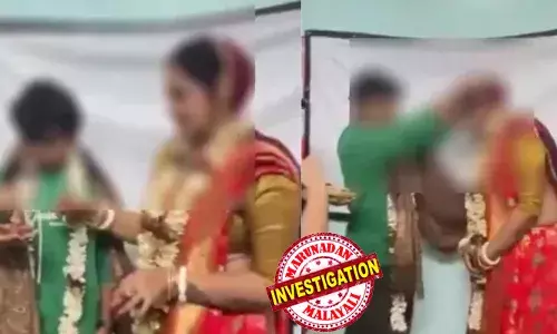 വധുവിനെ പോലെ അണിഞ്ഞൊരുങ്ങിയ അധ്യാപിക; കഴുത്തില്‍ പൂമാല ചാര്‍ത്തി യുവതിയുടെ നെറ്റിയില്‍ സിന്ദൂരം ചാര്‍ത്തി ഒന്നാം വര്‍ഷ വിദ്യാര്‍ഥി;  ക്ളാസ് മുറിയിലെ വിവാഹത്തിന് സാക്ഷിയായി മറ്റ് വിദ്യാര്‍ഥികളും; വീഡിയോ വൈറലായതോടെ അന്വേഷണം; സ്‌കിറ്റ് എന്ന് വിശദീകരണം