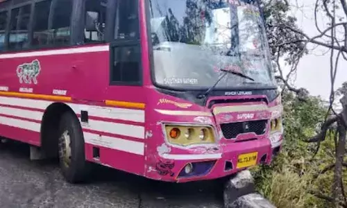 ചുരം ഇറങ്ങുന്നതിനിടെ ബസിന്‍റെ ബ്രേക്ക് നഷ്ടപ്പെട്ടു; ആറാം വളവിൽ എത്തിയപ്പോൾ നടന്നത്; നിയന്ത്രണം തെറ്റി സംരക്ഷണഭിത്തിയിലേക്ക് ഇടിച്ചുകയറി നിന്നു; ഒഴിവായത് വൻ അപകടം