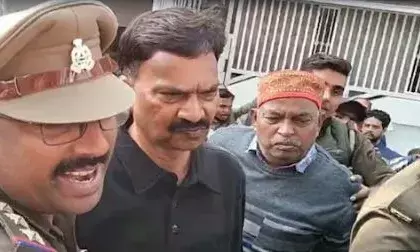 വിവാഹ വാഗ്ദാനം നൽകി ബലാത്സം​ഗം ചെയ്‌തെന്ന കേസ്; രണ്ടാഴ്ചയോളം മുങ്ങി നടന്നു; കീഴടങ്ങാൻ നിർദ്ദേശിച്ചിട്ടും അനുസരിച്ചില്ല; ഒടുവിൽ വാർത്താസമ്മേളനം നടത്തുന്നതിനിടെ കോൺ​ഗ്രസ് എംപി അറസ്റ്റിൽ