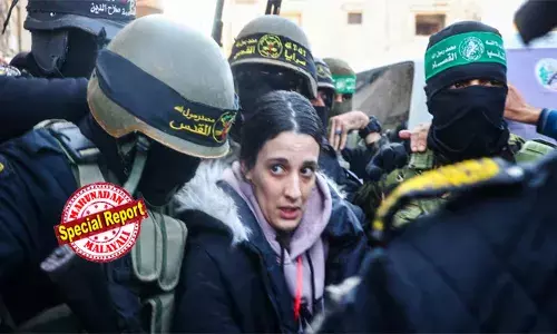 ഹമാസിനെ അനുകൂലിച്ച് ആര്‍ത്തുവിളിക്കുന്ന അക്രമാസക്തരായ ജനക്കൂട്ടത്തെ വകഞ്ഞുമാറ്റി ബന്ദികളെയും കൊണ്ട് ആയുധധാരികള്‍; പേടിച്ചരണ്ട ബന്ദികളുടെ മുഖങ്ങള്‍; എല്ലാം കണ്ട് കരയുന്ന സുഹൃത്തുക്കളും ബന്ധുക്കളും; എട്ട് ബന്ദികളെ ഹമാസ് കൈമാറിയെങ്കിലും പ്രകോപനപരമായ അന്തരീക്ഷത്തില്‍ ഫലസ്തീന്‍ തടവുകാരുടെ കൈമാറ്റം വൈകിപ്പിച്ച് ഇസ്രയേല്‍