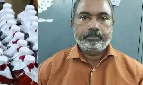 സ്കൂളിനു സമീപത്തെ ചായക്കടയിൽ മദ്യത്തിൻ്റെ വൻശേഖരം; പരിശോധനയിൽ കുടുങ്ങി; 42 ലിറ്റർ വരെ പിടിച്ചെടുത്തു; ഒരാൾ അറസ്റ്റിൽ